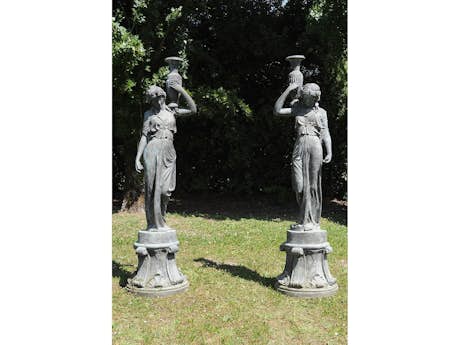 Paar große Frauenfiguren mit Amphoren